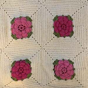 1970s Handmade Crochet Rose Granny Square Blanket 87x75 with 3D cream & pink